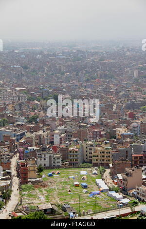 städtischen Kathmandu aus dem Affentempel, 3 Monate nach dem Erdbeben vom April 2015, bleiben ein paar Zelte als Notunterkünfte Stockfoto