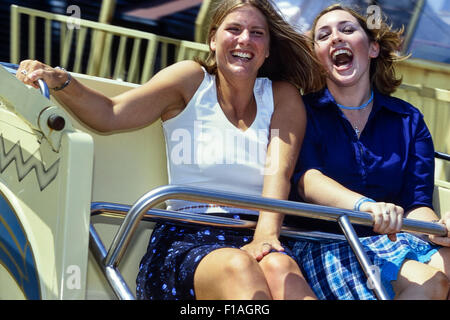 Ein paar Frauen genießen eine Fahrt im Adventure Island. Southend-on-Sea. Essex. England Stockfoto