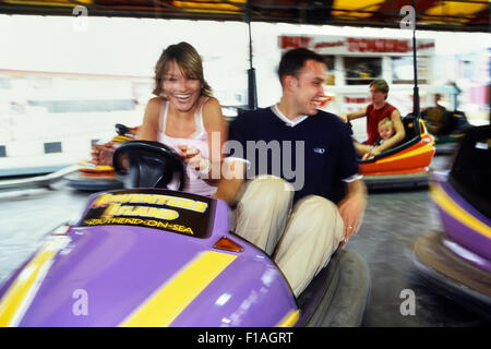 Paar reiten die Dodgems im Adventure Island. Southend-on-Sea. Essex. England Stockfoto