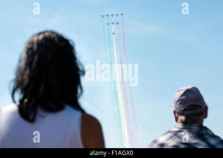 SLIAC, Slowakei - 29 AUGUST: Zuschauer sehen erstaunliche Show der italienischen Kunstflugstaffel Frecce Tricolori auf SIAF Airshow in Sliac, Slowakei am 29. August 2015 Credit: Lubos Paukeje/Alamy Live News Stockfoto