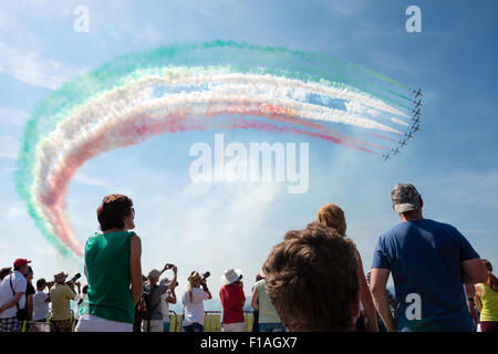 SLIAC, Slowakei - 29 AUGUST: Zuschauer sehen erstaunliche Show der italienischen Kunstflugstaffel Frecce Tricolori auf SIAF Airshow in Sliac, Slowakei am 29. August 2015 Credit: Lubos Paukeje/Alamy Live News Stockfoto