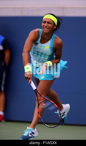 New York, USA. 31. August 2015. Großbritanniens Heather Watson dient im ersten Vorrundenspiel gegen Lauren Davis der Vereinigten Staaten am ersten Tag der US Open in Flushing Meadows. © Adam Stoltman/Alamy Live-Nachrichten Stockfoto