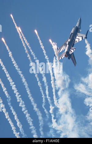 Sliac, Slowakei. 30. August 2015. F-16 Fighting Falcon der belgischen Luftwaffe Fackeln bei SIAF Airshow in Sliac, Slowakei am 30. August 2015 veröffentlicht Credit: Lubos Paukeje/Alamy Live News Stockfoto