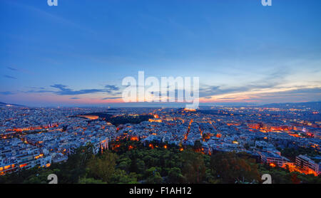Blick über Athen im Morgengrauen vom Mount Lycabettus Stockfoto