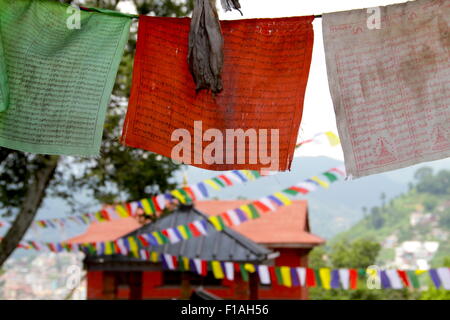 Beten Sie Fahnen auf Swayambunath Stupa "Affentempel" in der Nähe von Kathmandu Sway im wind Stockfoto