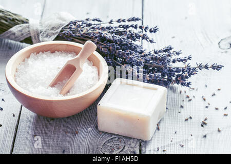 Selbstgemachte Seife mit Lavendel Blumen und Meersalz Stockfoto