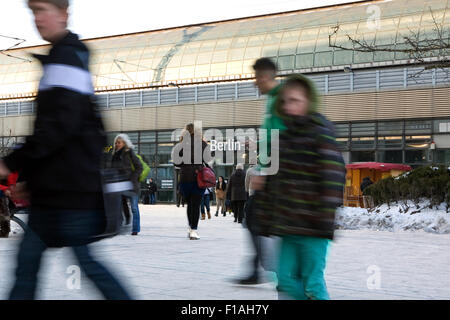 Berlin, Deutschland, Vorplatz des Bahnhofs Berlin-Spandau Stockfoto