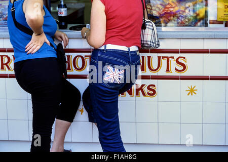 Zwei Frauen stehen an einem Fast Food-Kette. Southend-on-Sea. Essex. England. UK Stockfoto