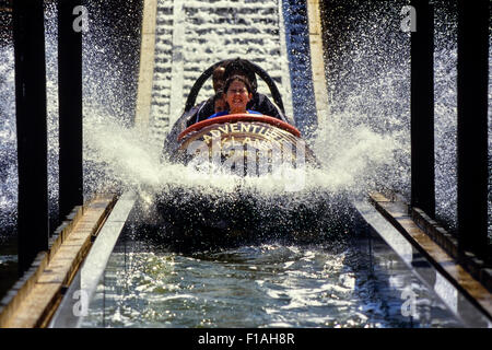 Reißenden Fluss Wildwasserbahn fahren. Adventure Island. Southend. Essex. VEREINIGTES KÖNIGREICH. Ca. 1990 Stockfoto