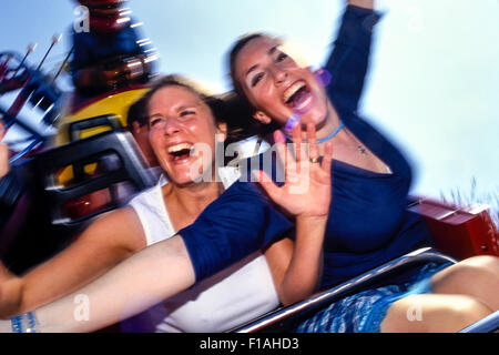 Ein paar Frauen genießen eine Fahrt im Adventure Island. Southend-on-Sea. Essex. England Stockfoto