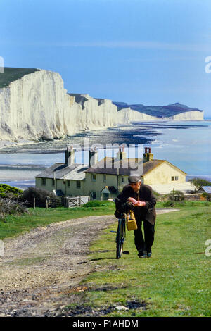 Die Seven Sisters Cliffs & Cuckmere Haven Beach, vom Seaford Head Pfad aus gesehen, der an einer Terrasse mit Cottages der Küstenwache vorbeiführt. East Sussex. England. Stockfoto