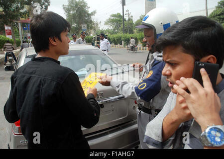 Verkehr Polizei-Chefin beschlagnahmt Fahrzeug und Ladung in Ordnung, Treiber, da er war Replik Registrierungsnummer Platte auf Auto, in der Nähe von Shaheen Komplex in Karachi auf Montag, 31. August 2015. Stockfoto