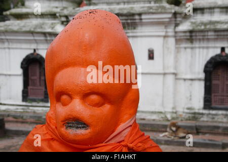 Hindu-Statue am Ufer des Bagmati Fluss im Pashupatinath Tempel in Kathmandu Stockfoto