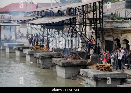 Hindu Einäscherung Rituale an den Ufern des Flusses Bagmati im Pashupatinath Tempel in Kathmandu Stockfoto