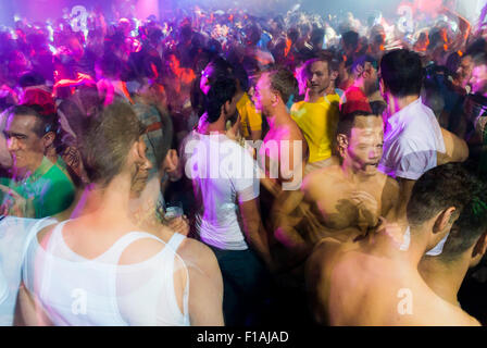 New York City, USA, große Menschenmenge, die im Tanzboden des Gay Club 'XL' im 'Out Hotel' tanzen, Hell's Kitchen, Schwulen Disco Floor, unscharfe Disco-Tanzszenen, manhattan Fever New york Nachtclub, Late Night Club Stockfoto
