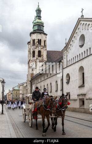 Horse & Carriage & St. Andrew's Church, Grodzka Street, Krakau, Polen Stockfoto