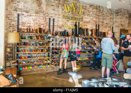 New York City, USA, Leute kaufen Schuhe im Bekleidungsgeschäft D.N.A. im Viertel DUMBO, Brooklyn District, Vintage Stockfoto