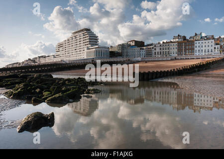 Marine Court, ein 30er Jahre Art Deco Gebäude, reflektiert in einem tidal Pool am St Leonards on Sea, East Sussex, England Stockfoto