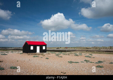 Rote überdachte Hütte an einem sonnigen Tag bei Roggen Harbour Nature reserve, Rye Harbour, East Sussex, England, UK Stockfoto