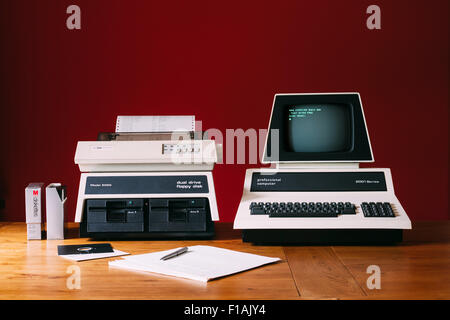 Jahrgang 1970 des Personal Computer mit Diskettenlaufwerk und Matrixdrucker. Commodore PET Personal Computer mit Branding entfernt. Stockfoto