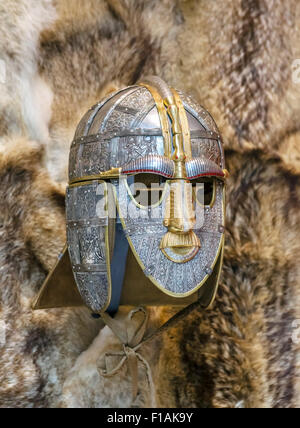 Eine Replik von Sutton Hoo Helm in der Ausstellungshalle bei Sutton Hoo, Suffolk, England, UK Stockfoto