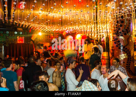 New York City, USA, Innenansicht von Young Large Crowd People auf Dancefloor, trendigem Gay Club, dem „Gewächshaus“ in Soho (jetzt geschlossen) überfüllte Tanzfläche, Clubpublikum Stockfoto