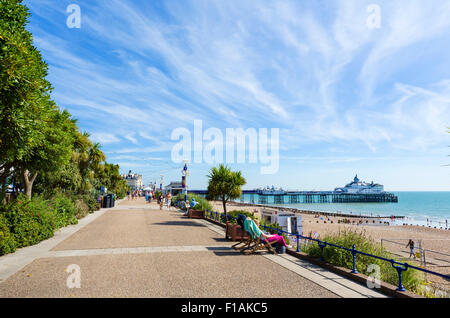 Die Strandpromenade und Mole in Eastbourne, East Sussex England, GB Stockfoto