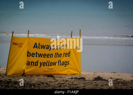 Schwimmen Sie immer zwischen den roten und gelben Flaggen Schild am Strand Stockfoto