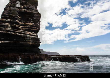 Branaunmore Meer-Stack. Cliffs of Moher mit dem Boot. Stockfoto