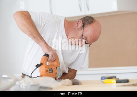 Tischler mit einer elektrischen Säge Holz Sägen Stockfoto