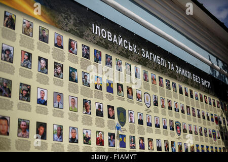 Kiew, Ukraine. 29. August 2015. Bilder von toten Kameraden während der Gedenkfeier zum ersten Jahrestag des "Battle of Ilovaisk" in der Nähe von Donetsk anzeigen. © Iren Moroz/Pacific Press/Alamy Live-Nachrichten Stockfoto