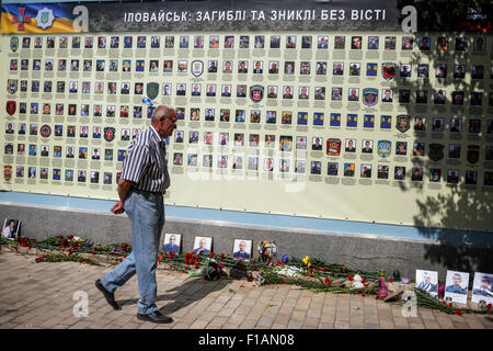 Kiew, Ukraine. 29. August 2015. Ein ukrainischen Mann schaut auf die Bilder der toten Kameraden wie studierte an der Gedenkfeier zum ersten Jahrestag des "Battle of Ilovaisk" in der Nähe von Donezk. © Iren Moroz/Pacific Press/Alamy Live-Nachrichten Stockfoto