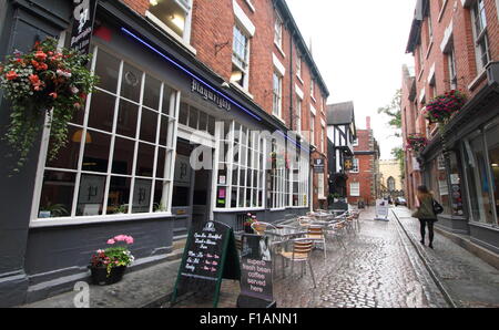 Heu-Lane in der Coventry Cathedral Quarter auf Dramatikers Käfig und Restaurant (l), Coventry Stadtzentrum, England UK Stockfoto