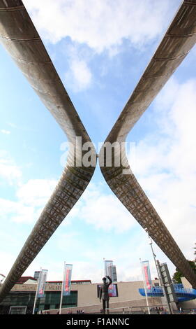 Coventry Transport-Museum gesehen von The Whittle Arch, ein Stahlbau-Feature im Millennium Plaza, Coventry City Centre England UK Stockfoto