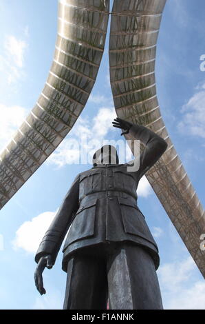 Eine Statue von Sir Frank Whittle unter The Whittle Bogen, ein Stahlbau-Feature im Millennium Plaza, Coventry City Centre England UK Stockfoto