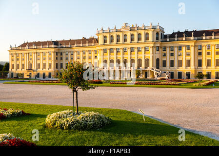 Schloss Schönbrunn, Wien, Österreich an einem Sommerabend Stockfoto