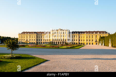 Schloss Schönbrunn, Wien, Österreich an einem Sommerabend Stockfoto