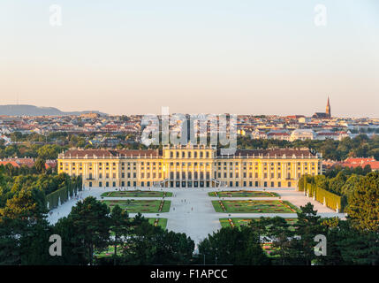 Schloss Schönbrunn, Wien, Österreich an einem Sommerabend Stockfoto