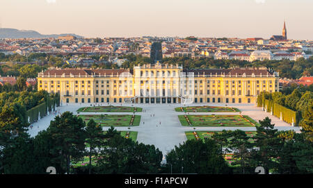 Schloss Schönbrunn, Wien, Österreich an einem Sommerabend Stockfoto