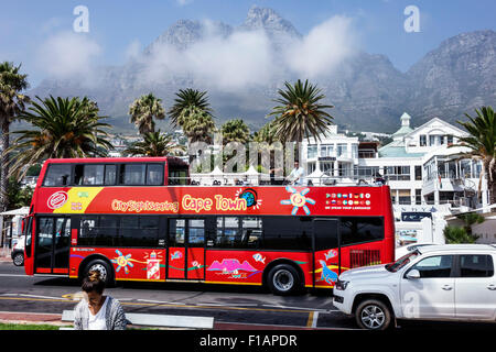 Kapstadt Südafrika, Camps Bay, Victoria Road, Table Mountain National Park, Stadt, rot, Doppeldeckerbus, Bus, Nebel, SAfri150312041 Stockfoto