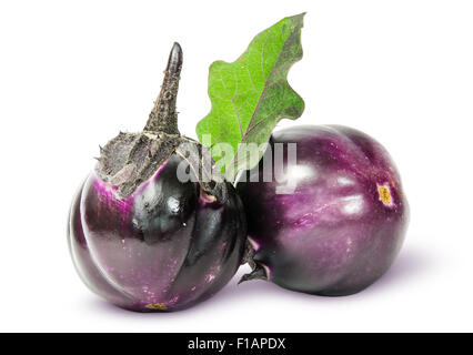 Zwei Runde Reife Auberginen mit grünen Blatt isoliert auf weißem Hintergrund Stockfoto