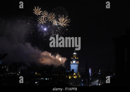 EDINBURGH, VEREINIGTES KÖNIGREICH. 31 / AUG / 2015. Edinburgh International Festival Feuerwerk Konzert 2015 anzeigen das jährliche Feuerwerk von der Burg Mark Ende des Edinburgh Festivals. Gesponsert von Virgin Money. (Bild: © Rob Gray) Stockfoto