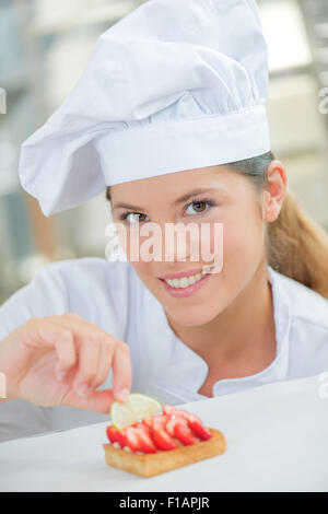 Koch-Tarte mit Zitronenscheibe dekorieren Stockfoto