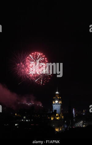 EDINBURGH, VEREINIGTES KÖNIGREICH. 31 / AUG / 2015. Edinburgh International Festival Feuerwerk Konzert 2015 anzeigen das jährliche Feuerwerk von der Burg Mark Ende des Edinburgh Festivals. Gesponsert von Virgin Money. (Bild: © Rob Gray) Stockfoto