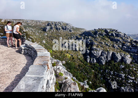 Kapstadt Südafrika, Table Mountain National Park, Naturschutzgebiet, Spitze, Wandern, Pfad, Aussichtspunkt, Frau weibliche Frauen, Freunde, Wanderer, SAfri150312122 Stockfoto