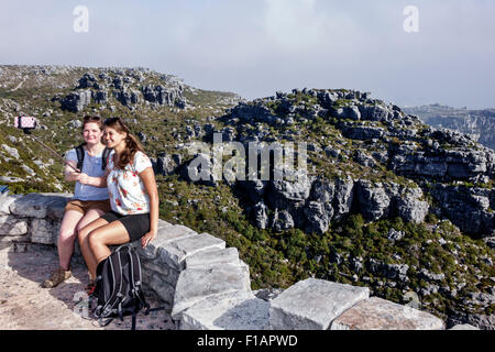 Kapstadt Südafrika, Table Mountain National Park, Naturschutzgebiet, Top, Wandern, Trail, Aussichtspunkt, Frau weibliche Frauen, Freunde, Wanderer, Selfie-Stick, Smartphone Stockfoto