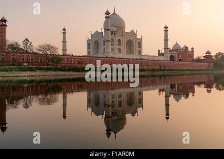 Taj Mahal vom Fluss Yamuna Stockfoto