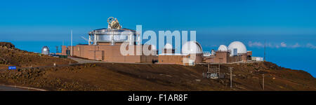 Stadt der Wissenschaft Observatorium auf dem Gipfel des Haleakala auf Maui Hawaii. Teleskope und die Gebäude hoch oben auf der Spitze des Vulkans. Stockfoto