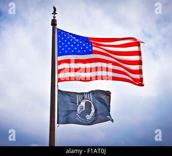 Amerikanischen und POW Fahnen auf dem Display. Stockfoto