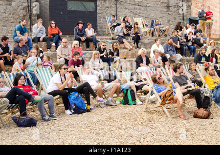 Open Air Kino im Banksy Dismaland Verblüffung Park, ein Pop-up Kunstausstellung in Oldenburg, UK, 28. August 2015 beobachten Stockfoto